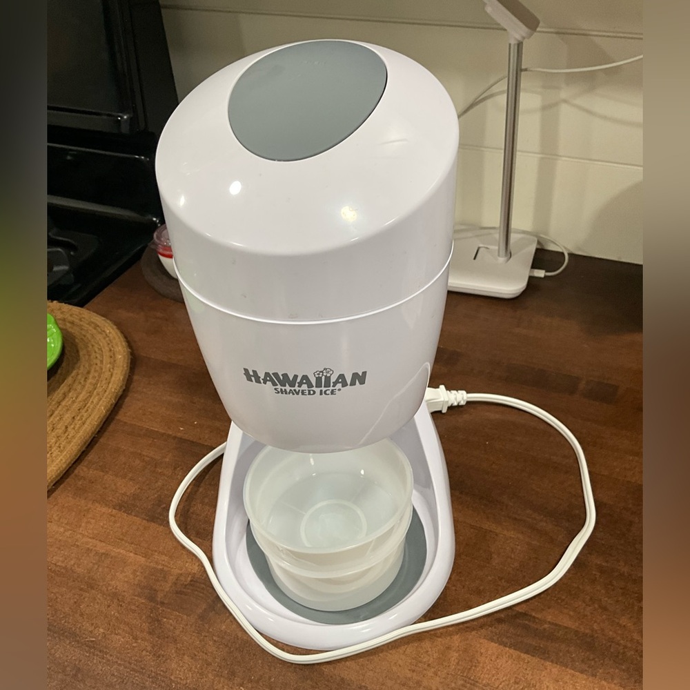 EUC Hawaiian Shaved Ice Machine in White and Gray